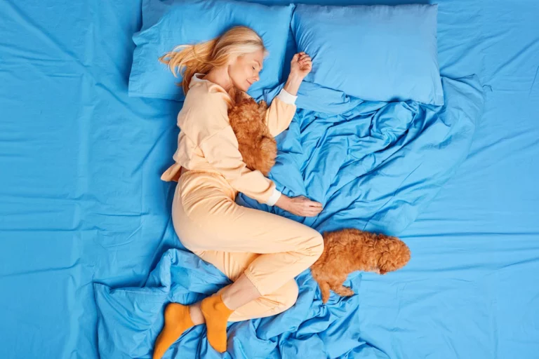 Девушка на кровати с двумя щенками