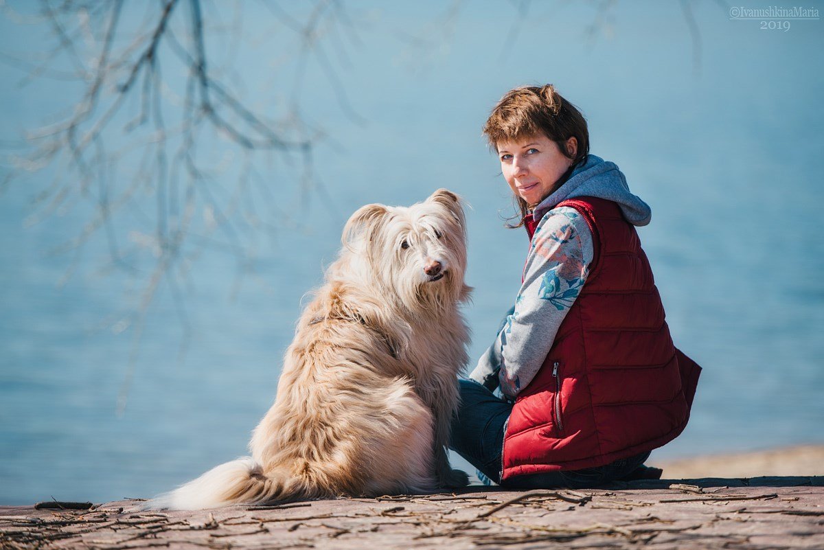 Специалист по поведению собак со своей большой белой собакой Мартой